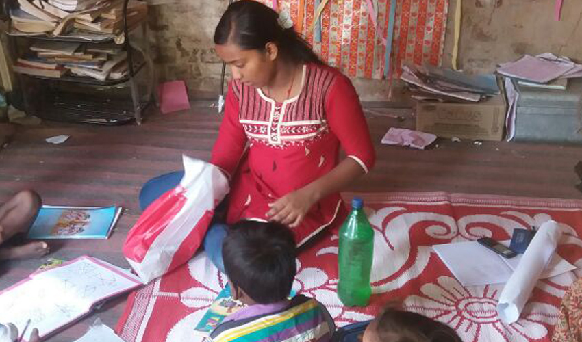 Art and Craft sessions alongwith Hindi Lessons at Gomoh