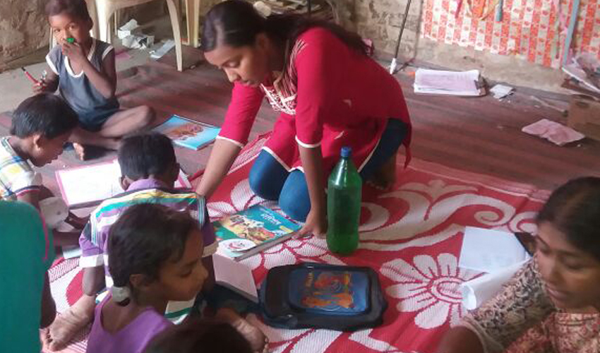 Art and Craft sessions alongwith Hindi Lessons at Gomoh